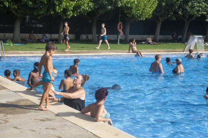 Activitats aquàtiques contra la calor ahir al Parc del Segre de la Seu d’Urgell.