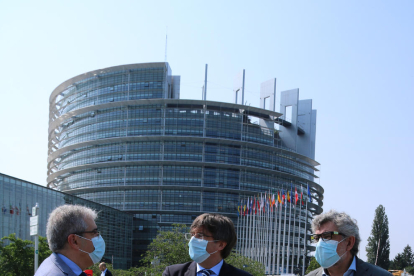 Homs, Puigdemont y Pina, ayer en Estrasburgo, ante la sede del Parlamento Europeo.