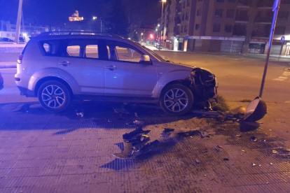 Este vehículo se empotró contra una farola la madrugada de ayer en la ciudad de Lleida. 