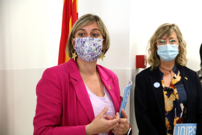 La consellera de Salud, Alba Vergés, con la directora de Salud enlas Terres de l'Ebre, Mar Lleixà.