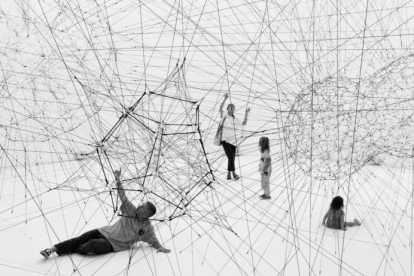 Detall de la instal·lació de Chiharu Shiota, a Planta de Sorigué.