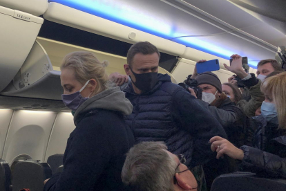 Detienen al opositor ruso Aleksei Navalni en el aeropuerto de Moscú