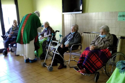 El obispo Novell ofició ayer una misa en la residencia de ancianos de Solsona.