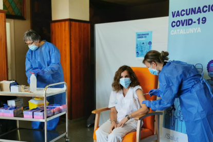 La directora del geriàtric de la Pobla, Rosa Vilanova, en el moment de la injecció.