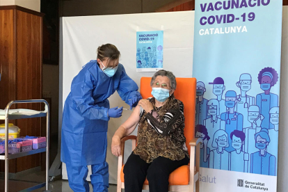 La directora del geriàtric de la Pobla, Rosa Vilanova, en el moment de la injecció.