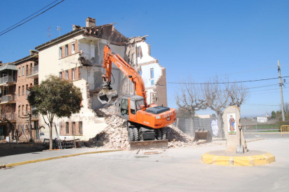 L’inici de la demolició dels blocs Sant Isidori de Mollerussa.
