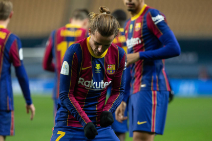 Messi, cabizbajo, entrega el brazalete de capitán tras ser expulsado por primera vez en el Barça.