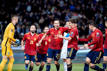 Sarabia celebra amb el blaugrana Gavi el gol que acabaria decidint el partit.