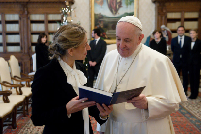 Yolanda Dïaz regaló un libro de Rosalía de Castro al papa Francisco.