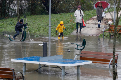 Vecinos intentan recuperarse de las inundaciones.