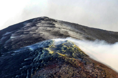El volcán está menos activo, pero sigue emitiendo gases.