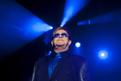 El cantant de 73 anys Elton John anima a la societat a vacunar-se.