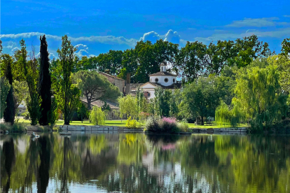 Uno de los lagos de la finca Castell del Remei, en Penelles. 