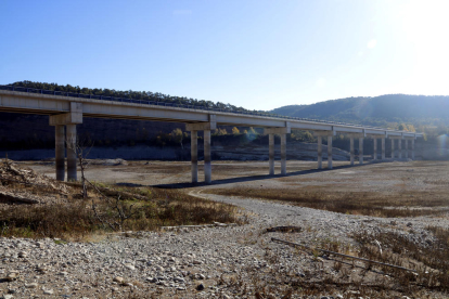 La cua del pantà de Rialb, a l’altura del nucli de la Clua, al riu Segre.