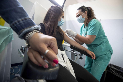Una joven era vacunada contra el coronavirus en las jornadas de puertas abiertas dedicadas a la inmunización de jóvenes, el domingo pasado en Rieti, en la región italiana de Lazio.