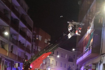 Un camión-escalera de los Bomberos en la calle Corts Catalanes. 