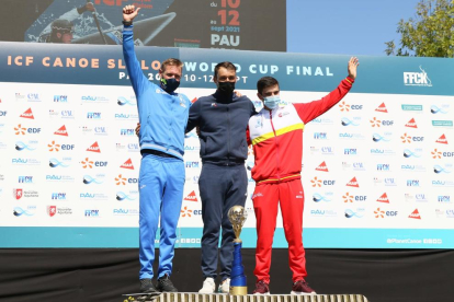 Travé, a la dreta, al podi final de la Copa del Món.