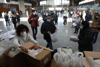 Preparando los equipos -  El ayuntamiento de Lleida convocó ayer a los 132 representantes sanitarios y asistentes que durante la jornada electoral de hoy deben velar por que se cumpla el protocolo de seguridad. En el encuentro, en el pabellón de  ...