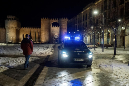 Un coche de la Policía patrulla en Ávila durante el toque de queda.