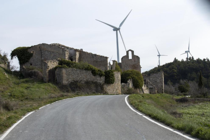 Aerogeneradors al costat del nucli deshabitat de Montargull, entre Talavera i Santa Coloma de Queralt.