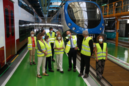 Raquel Sánchez visitant amb Teresa Cunillera i altres persones la fàbrica d’Alstom.