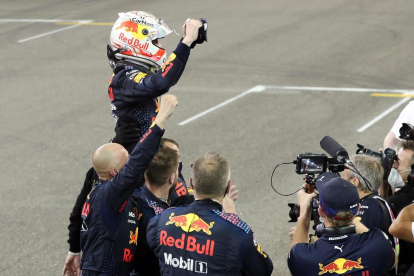 Verstappen campeón del mundo al ganar en la última vuelta