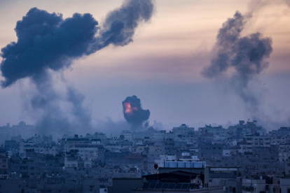Explosions i fum pels impactes de les bombes israelianes a la ciutat palestina de Gaza.