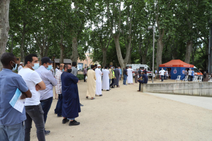 Cues de musulmans de més de 40 anys per vacunar-se amb Janssen, ahir al costat del Palau de Vidre.