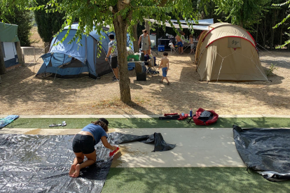 Turistes ahir a Sant Climent de Taüll, el càmping de la Vall d’Àger i un grup de senderistes al pàrquing del Parc Nacional d’Aigüestortes i Estany de Sant Maurici a Espot.