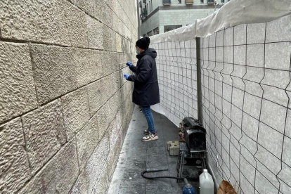 Una imagen de los trabajos de limpieza en la fachada del IEI.