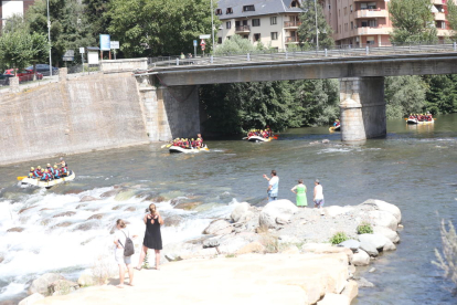 Turistas ayer en Sant Climent de Taüll, el camping de la Vall d’Àger y un grupo de senderistas en el parking del Parc Nacional d’Aigüestortes i Estany de Sant Maurici en Espot. 