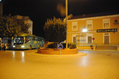 Uno de los autobuses habilitados por Renfe para trasladar a los pasajeros hasta sus destinos. 