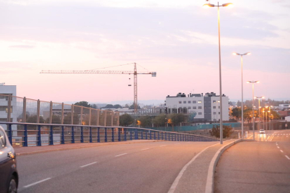 Vista d’una grua de construcció a Lleida ciutat.