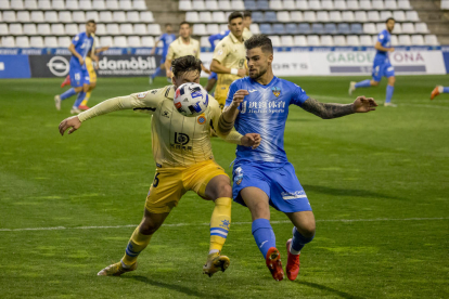 Fernando Cano intenta protegir la pilota davant d’un rival.