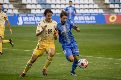 Fernando Cano intenta protegir la pilota davant d’un rival.