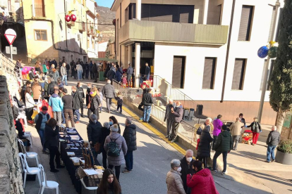 Els carrers d’Os de Balaguer es van omplir de visitants per participar a la Fira de les Aspres.