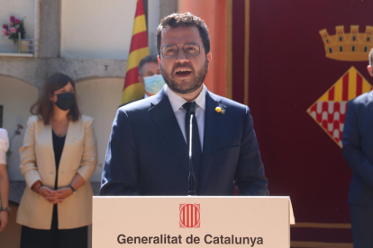 El president de la Generalitat, Pere Aragonès, durant el parlament en l'ofrena floral a la tomba de Josep Irla l'11 de setembre.