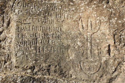 Les inscripcions són gairebé il·legibles a causa de l'erosió.