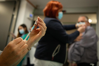 Profesionales sanitarias preparan y administran la vacuna de covid-19 a sus compañeros en el Hospital Vall d'Hebrón de Barcelona.