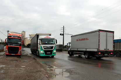 Camions circulant pel polígon industrial El Segre de Lleida.
