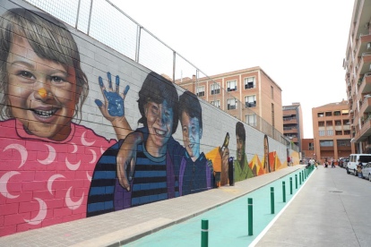 El col·legi Espiscopal de Lleida i l’institut Torre Queralt van presentar sengles murals en els quals han col·laborat els alumnes al costat d’artistes locals.
