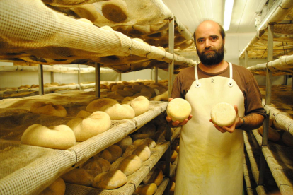 Robert Camps, con el queso premiado, el “Palauet”. 