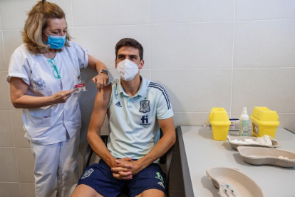 Gerard Moreno, ayer recibiendo la vacuna en la Ciudad del Fútbol de Las Rozas.