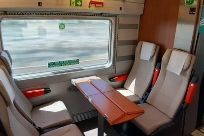 El Avlo, de color morado, ayer en su parada en la estación Lleida-Pirineus al lado de un Alvia, otro tren de alta velocidad de Renfe. A la derecha, la cabina del maquinista. 