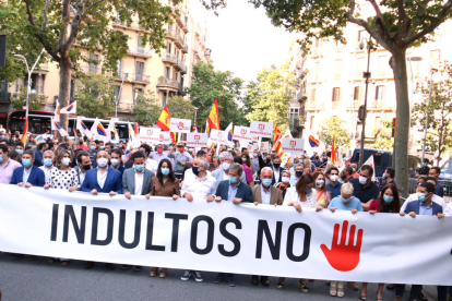 Protesta contra els indults a Barcelona, amb Cs, PP i SCC, ahir.