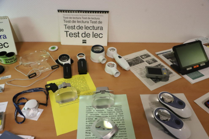 Un momento de la presentación de la nueva Aula de Rehabilitación Visual, en la sede de la ONCE en Lleida. 
