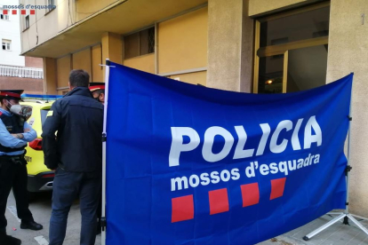 Operativo de los Mossos a las puertas del edificio donde ocurrió el crimen el pasado 31 de mayo.