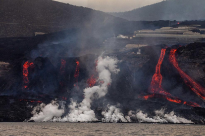 Les colades de lava del volcà de Cumbre Vieja, arribant a la platja.