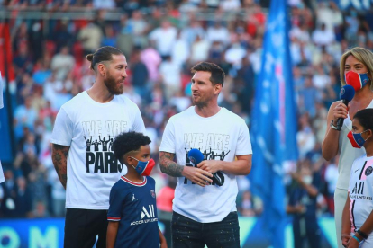 Sergio Ramos i Messi, ahir durant la presentació que el PSG va fer de tots els fitxatges.