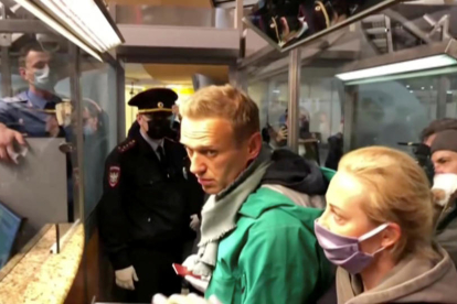 Navalni i la seua dona, a l’arribar a Moscou diumenge.